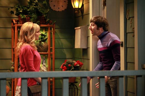 Bild 1 von 27: Wohnen ein Wochenende auf Probe bei Mrs. Wolowitz: Howard (Simon Helberg, r.) und Bernadette (Melissa Rauch, l.) ...