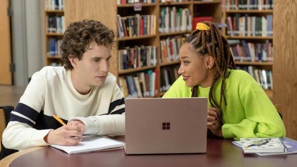 Bild 1 von 13: Im Bild: Ben Platt (Evan Hansen), Amandla Stenberg (Alana Beck).