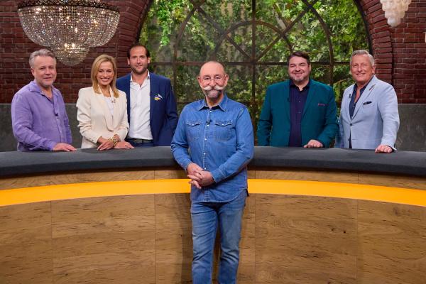 Bild 1 von 8: Von links: Händler Jan Cizek, Susanne Steiger, Julian Schmitz-Avila, Moderator Horst Lichter, Händler Daniel Meyer und Markus Wildhagen