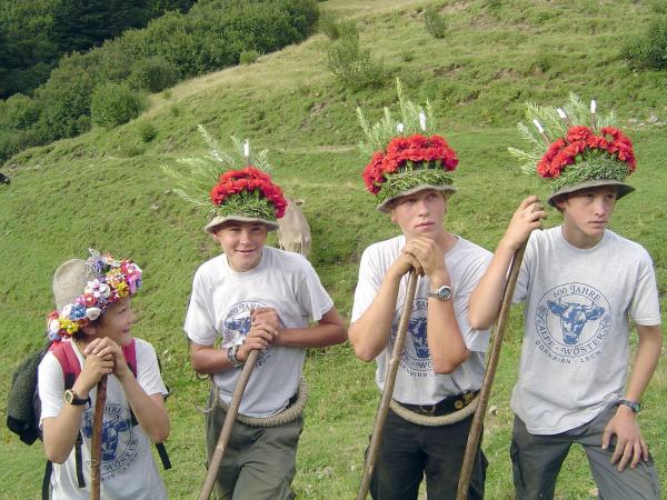 Bild 1 von 10: Im Bild: Hirtenbuben mit geschmückten Hüten beim Almabtrieb (Vorarlberg).