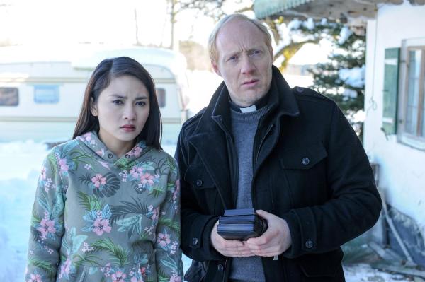 Bild 1 von 26: Im Bild: Lamai und Joe wurden von Otmar in Thailand getraut (v.li.: Mai Duong Kieu, Simon Schwarz).