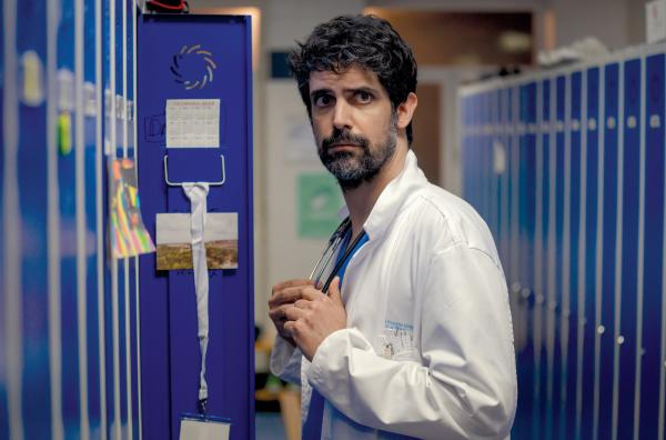 Bild 1 von 3: Ana und Oscar sind getrennt: Das erste Covid-Silvester verbringt Oscar (Francesco Carril) im Krankenhaus. Er denkt immer noch an Ana und versucht, sie zu kontaktieren.