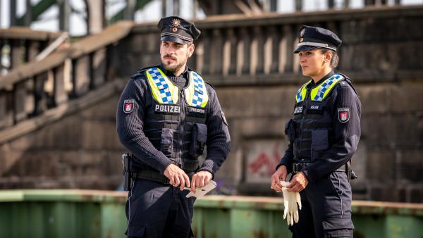 Bild 1 von 9: Pinar (Aybi Era) und Kris (Marc Barthel) versuchen, aus den Spuren am Unfallort schlau zu werden.