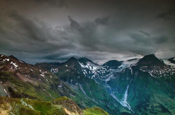 Bild 1 von 3: Die Alpen mit ihren verschneiten Gipfeln, tiefen Talschluchten und weiten Wäldern bieten dem Steinadler einen idealen Lebensraum.