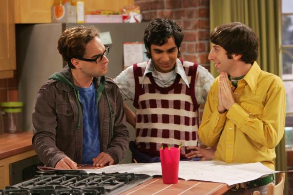 Bild 1 von 27: Versuchen für Penny ein Regal aufzubauen, doch für die Intellektuellen Leonard (Johnny Galecki, l.), Rajesh (Kunal Nayyar, M.) und Howard (Simon Helberg, r.) erweist dies sich als äußerst schwierig ...