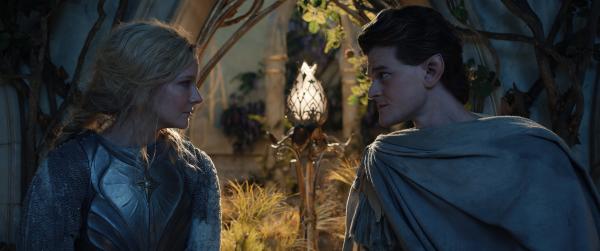 Bild 1 von 5: Galadriel (Morfydd Clark, l.) und Elrond (Robert Aramayo, r.) treffen sich in Eregion wieder.