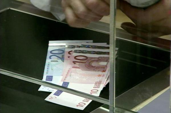 Bild 1 von 5: Das Jahr 2002 - der Euro kommt und wird zum Teuro. Die Raubüberfälle der berüchtigten Hammerbande halten die Berliner in Atem. Und eine Zahnarzthelferin aus Köpenick wird Miss Germany. Eine Berlin-Chronik der Superlative: Fünf Jahrzehnte von 1961, dem Jahr des Mauerbaus, bis 2009 als Berlin eine Weltstadt im 21. Jahrhundert ist. - Die D-Mark hat als Zahlungsmittel ausgedient - der Euro wird eingeführt.