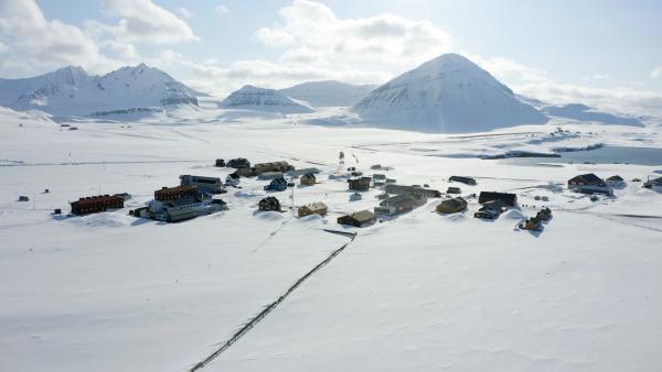 Bild 1 von 11: Heute ist Ny-Ålesund ein Zentrum der internationalen Arktisforschung und Umweltüberwachung. Die Ortschaft war auch Ausgangspunkt verschiedener historischer Expeditionen, deren Ziel der Nordpol war. Namen wie Amundsen, Ellsworth und Nobile sind eng mit Ny-Ålesund verbunden. Während der Sommermonate leben hier bis zu 180 Wissenschaftler aus 15 Ländern, in den Wintermonaten sind es nur rund 40.
