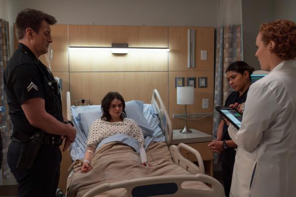 Bild 1 von 4: Anhand der von Abigail gefundenen Dokumente gelingt es dem Team, geheime Experimente und Machenschaften der ehemaligen Klinik aufzudecken. Von links: Officer John Nolan (Nathan Fillion), Abigail (Madeleine Coghlan), Celina Juarez (Lisseth Chavez) und Dr. Walker (Mandy Levin)