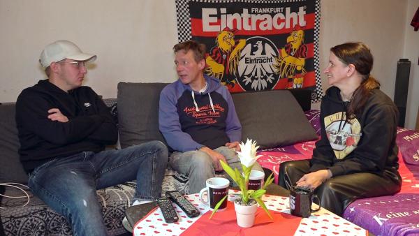 Bild 1 von 3: Jonas (24, li.) besucht seinen Papa Gunnar und dessen Ehefrau Bea.