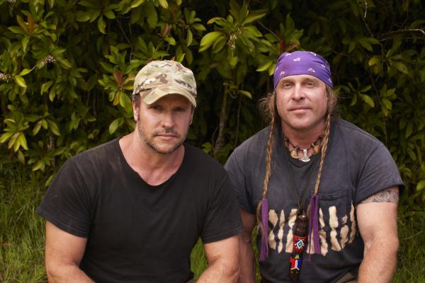 Bild 1 von 3: Joe Teti and Cody Lundin in Maui, Hawaii.