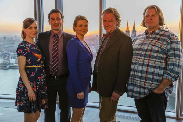 Bild 1 von 26: Der Beginn eines neuen Lebens: Danni (Annette Frier, M.), Olli (Jan Sosniok, 2.v.l.), Nils (Oliver Fleischer, r.), Bea (Nadja Becker, l.) und Kurt (Axel Siefer, 2.v.r.) ...