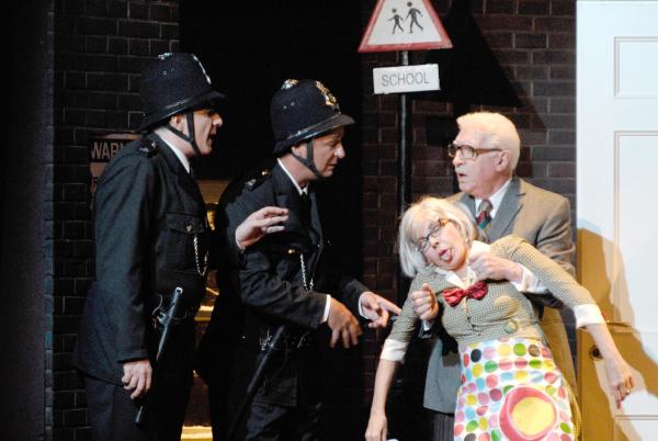 Bild 1 von 16: Im Bild (v.li.): Michael Niavarani (Blunt), Andreas Vitasek (Handley), Dolores Schmidinger (Emily), Kurt Sobotka (Balthasar).