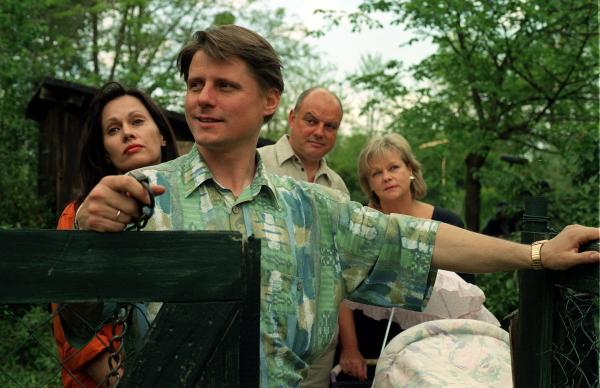 Bild 1 von 4: Im Bild (v.li.): Evelyn Engleder (Nancy Schimek), Christian Spatzek (August Schimek), Wolfgang Böck (Trautmann), Marianne Mendt (Gitti Schimek).