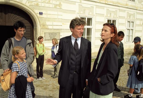 Bild 1 von 10: Im Bild: Der Schuldirektor Dr. Schwandtner und seine Ex-Freundin Eva Bauer haben eine Auseinandersetzung vor den Schulkindern (v.li.: Philipp Fleischmann, Paula Polak, Georg Schuchter, Noemi Fischer).