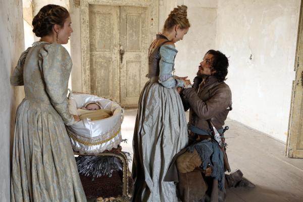 Bild 1 von 8: Königin Anne (Alexandra Dowling, Mitte l.); Aramis (Santiago Cabrera, r.)