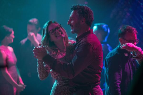 Bild 1 von 9: Gloria Bell (Julianne Moore, l.); Arnold (John Turturro, r.)
