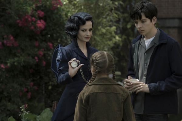 Bild 1 von 11: (v.l.n.r.) Miss Peregrine (Eva Green); Fiona (Georgia Pemberton); Jake (Asa Butterfield)