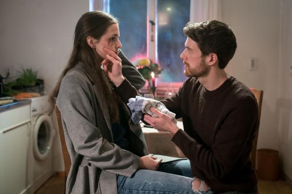 Bild 1 von 5: Liv Gebhardt (Alexandra Martini, l.); Benni Maybach (Maximilian Klas, r.)