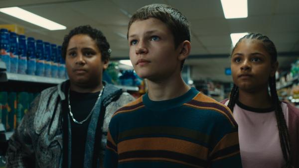 Bild 1 von 2: Hamza (Wisam Tadjeddin), Sven (Brandon River Coene) und Alicia (Amee Liv Martina) versuchen, im Supermarkt an die begehrten Flaschen zu kommen.© NDR/Dark Alley Pictures/Look At That! - Honorarfreie Verwendung gemäß AGB im redaktionellen Zusammenhang mit genannter Sendung bei Nennung \