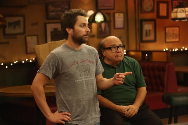 Bild 1 von 7: Charlie Kelly (Charlie Day, l.); Frank Reynolds (Danny DeVito, r.)