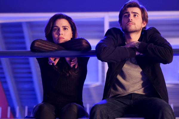Bild 1 von 8: Alycia (Melia Kreiling, l.); Liam (Charlie Rowe, r.)