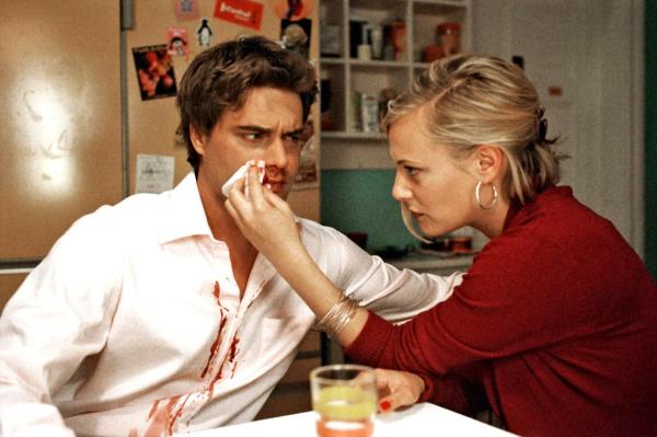 Bild 1 von 12: Nachdem Kai (Raphaël Vogt, l.) sich für Luzie geprügelt hat, kommen er und Johanna (Eva Hassmann, r.) sich näher.