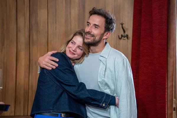 Bild 1 von 10: Julia (Rike Schmid; l.); Sebastian (Max Alberti, r.)