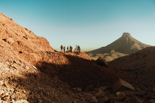 Bild 1 von 15: In den Hügeln der Kem Kem Gruppe im Osten Marokkos graben Nizar Ibrahim und sein Team die Überreste des größten Raubsauriers aller Zeiten aus.