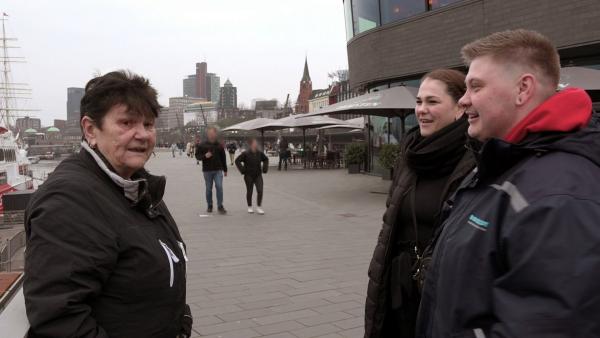 Bild 1 von 1: In Hamburg trifft sich Regina (li.) mit Damian und seiner Freundin