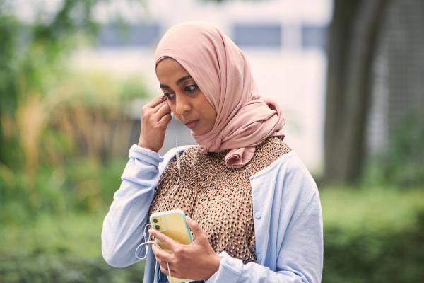 Bild 1 von 3: Amina (Anjana Vasan) erhält plötzlich eine Sprachnachricht - und schöpft neue Hoffnung.
