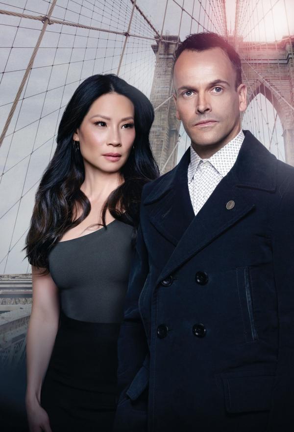 Bild 1 von 10: (5. Staffel) - Ein eigensinniges Ermittlerteam in New York: Sherlock Holmes (Jonny Lee Miller, r.) und Joan Watson (Lucy Liu, l.) ...