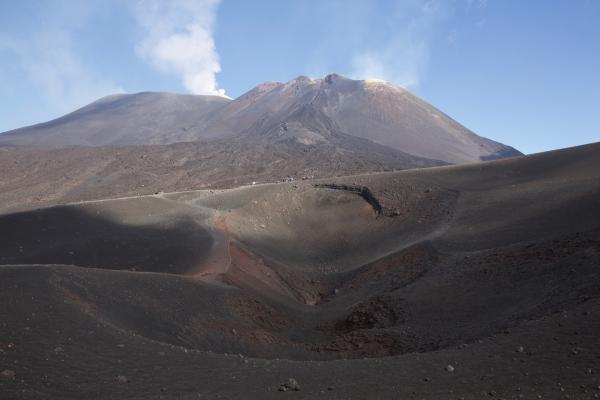 Bild 1 von 7: Asche- und riesige Lavafelder dominieren die Welt um den Ätna. Durch Ausbrüche ändert sich ständig das Landschaftsbild.
