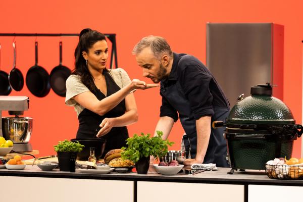 Bild 1 von 2: Jan Böhmermann und Sally Özcan stehen in der Küche von \