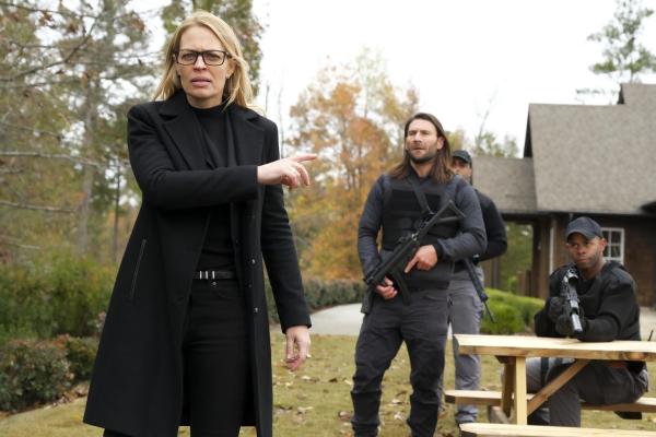 Bild 1 von 12: Gwendolyn Hayes (Jeri Ryan, l.); Ramon (Zach McGowan, r.)