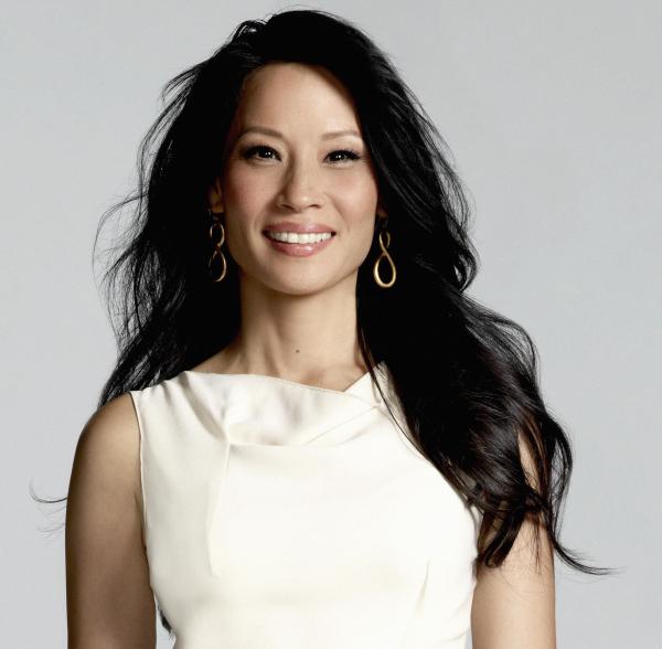 Bild 1 von 27: (1. Staffel) - Steht dem durchgeknallten Ermittler Sherlock Holmes zur Seite und stellt fest, dass ihr das Klären von Verbrechen deutliche mehr liegt, als sie anfänglich gedacht hat: Joan Watson (Lucy Liu) ...