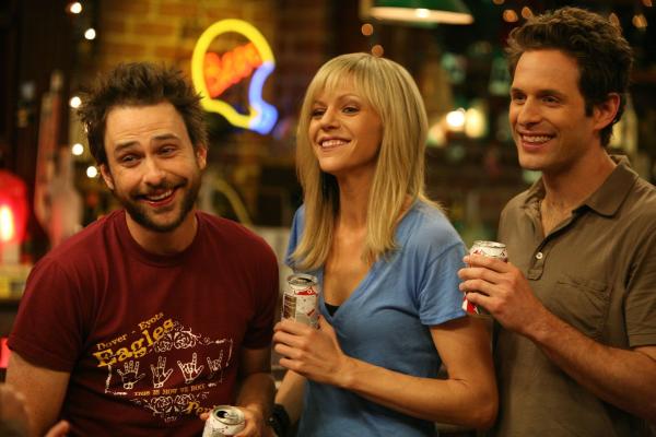 Bild 1 von 14: Charlies (Charlie Day, l.) neue Freundin ist Dee (Kaitlin Olson, M.) und Dennis (Glenn Howerton, r.) ein Dorn im Auge ...