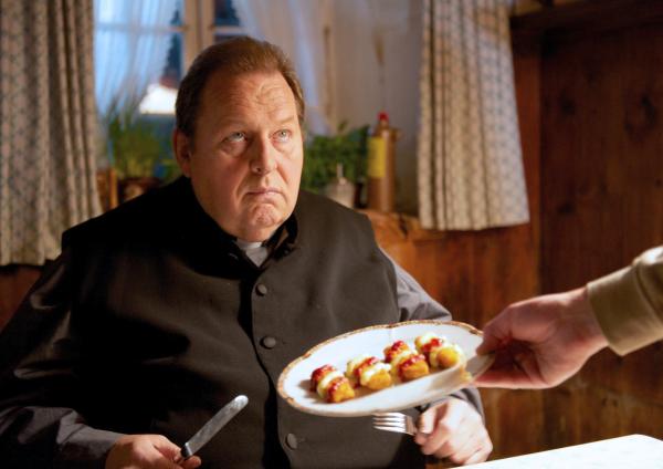 Bild 1 von 14: In Ermangelung einer Haushälterin hat Kommissar Geiger für Pfarrer Braun (Ottfried Fischer) gekocht: \