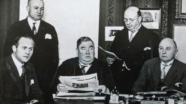 Bild 1 von 2: Der berühmte Leiter der Berliner Mordkommission, Ernst Gennat, im Kreise seiner Ermittler.