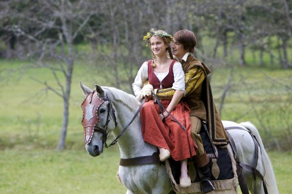 Bild 1 von 9: Glücklich bringt der König (Sebastian Fischer) Marie (Marie-Christine Friedrich) zurück zu ihrem Vater, um um ihre Hand anzuhalten