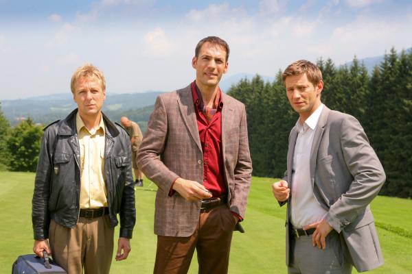 Bild 1 von 2: Der neue Fall führt die Ermittler auf einen Golfplatz: Polizist Michael Mohr (Max Müller, l.), Christian Tebbe (Alexander Mazza, M.) und Kommissar Sven Hansen (Igor Jeftic, r.).