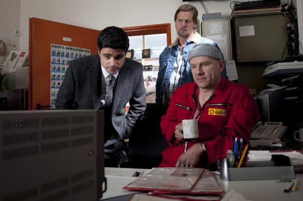 Bild 1 von 26: Mick (Henning Baum, hinten) und Andreas (Maximilian Grill, l.) haben schon bald einen Verdächtigen im Visier: Tankstellenpächter und Schwulenhasser Eberhard Hauptmann (Götz Schubert, r.) ...