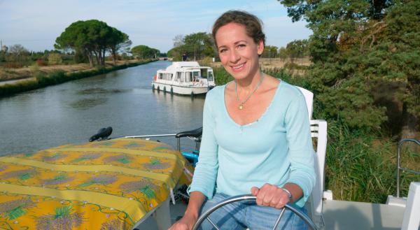 Bild 1 von 1: Moderatorin Tamina Kallert ist mit dem Hausboot auf dem Canal du Midi unterwegs.