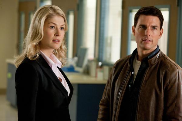 Bild 1 von 20: Machen sich gemeinsam daran, einem hochkriminellen russischen Gangster das Handwerk zu legen: Jack Reacher (Tom Cruise, r.) und die Anwältin Helen Rodin (Rosamund Pike, l.) ...