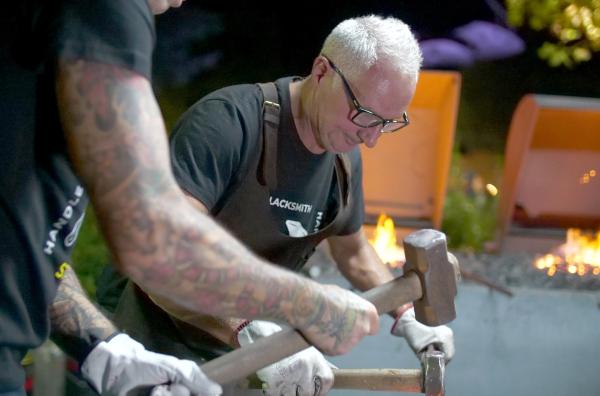 Bild 1 von 3: Stefano Fagioli (re.) aus Italien tritt im Einzelwettbewerb bei der Schmiede-Weltmeisterschaft an.