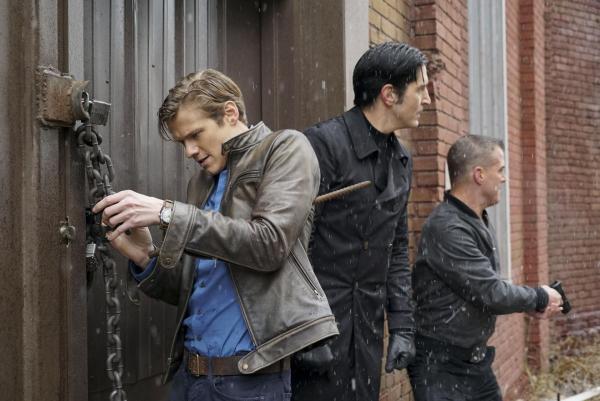 Bild 1 von 9: (v.l.n.r.) Angus MacGyver (Lucas Till); Murdoc (David Dastmalchian); Jack Dalton (George Eads)