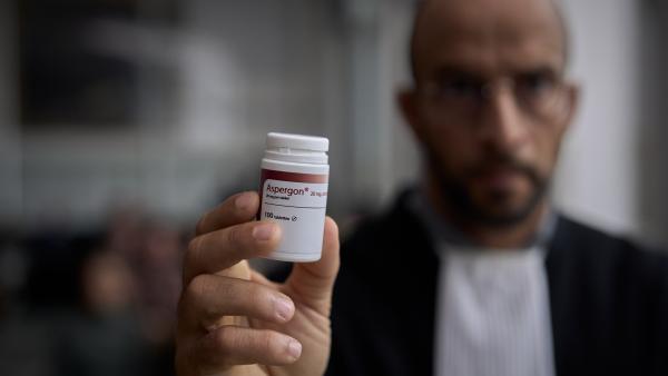 Bild 1 von 7: Anwalt Hamza Toumi (Walid Benmbarek) erhebt wegen des Medikaments Aspergon schwere Vorwürfe gegen Rombauts Pharmaceuticals.
