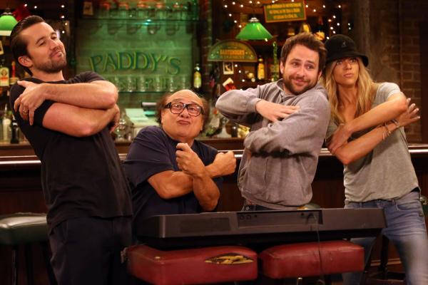 Bild 1 von 8: (v.l.n.r.) Mac (Rob McElhenney); Frank Reynolds (Danny DeVito); Charlie Kelly (Charlie Day); Dee Reynolds (Kaitlin Olson)