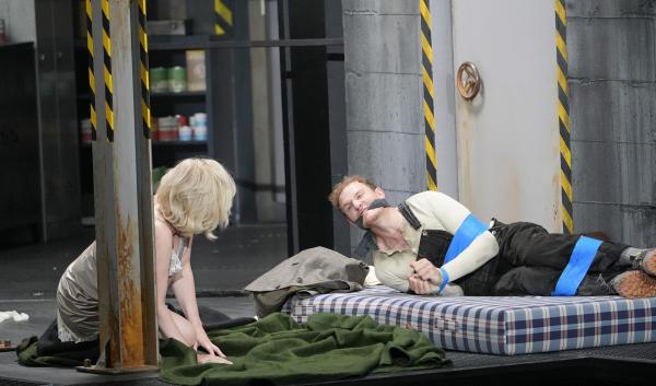 Bild 1 von 8: Im Bild: Im Bild: Lucile Richardot (Cornelia), Federico Fiorio (Sesto).