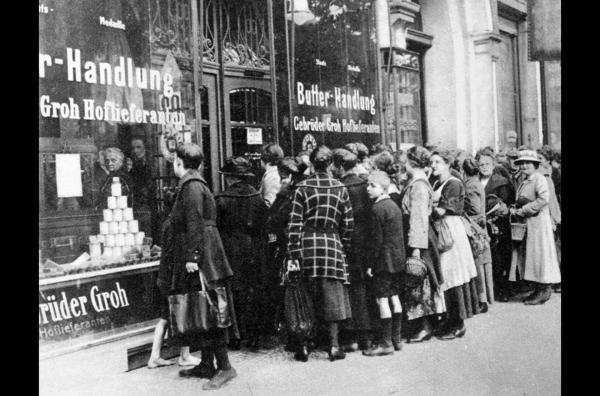 Bild 1 von 8: Die Hyperinflation 1923 führte zu Lebensmittelknappheit und Schlangen vor den Geschäften.